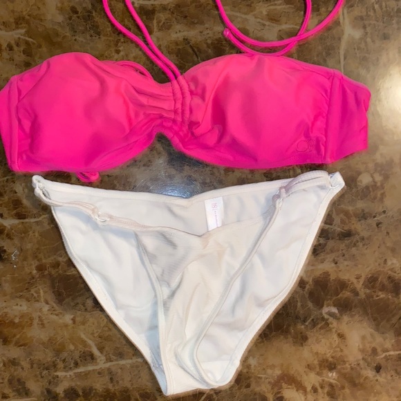 the bottoms are too small - Picture 1 of 1